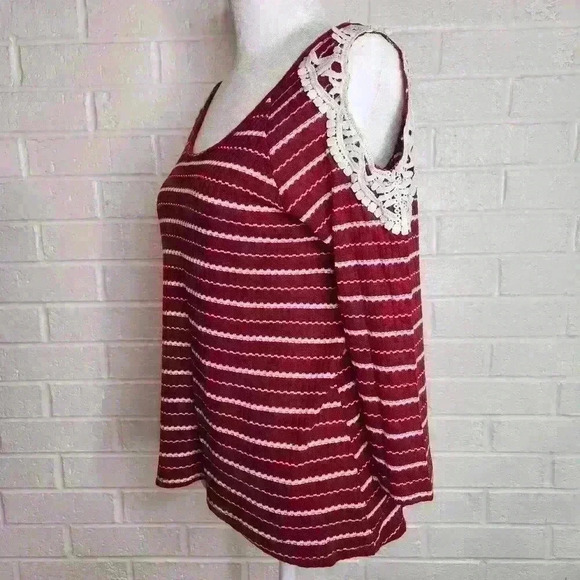 Almost Famous women's cold shoulder 3/4 sleeve red and white knit top medium - Picture 3 of 7